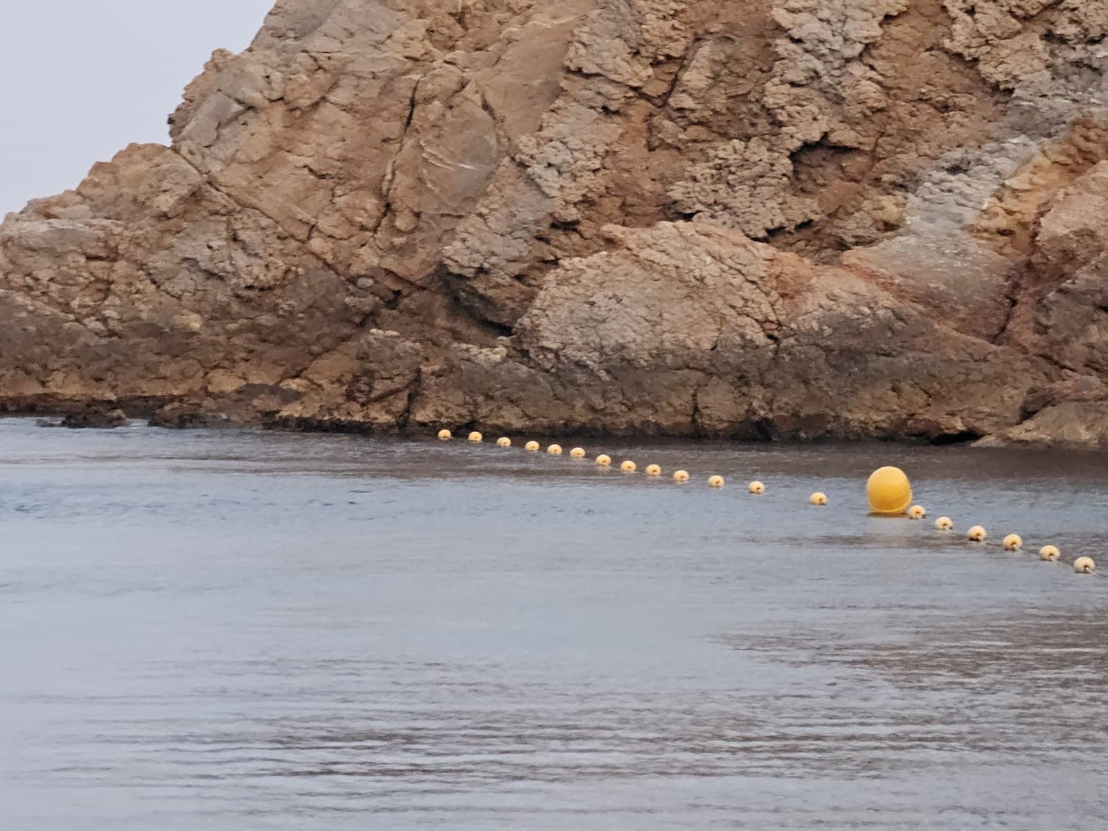 La ligne de bouées délimitant la zone de baignade