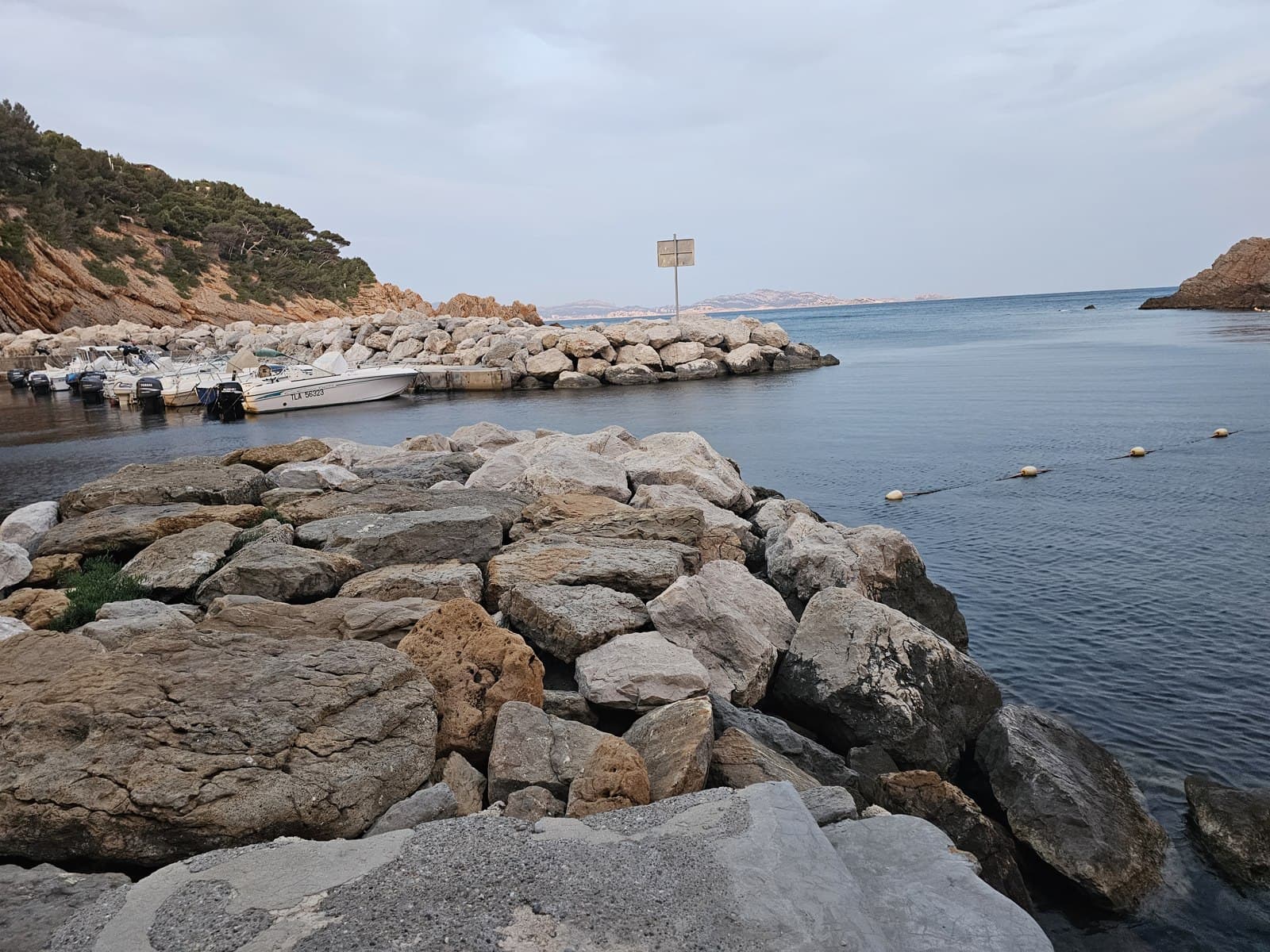 La jetée et le petit port au crépuscule