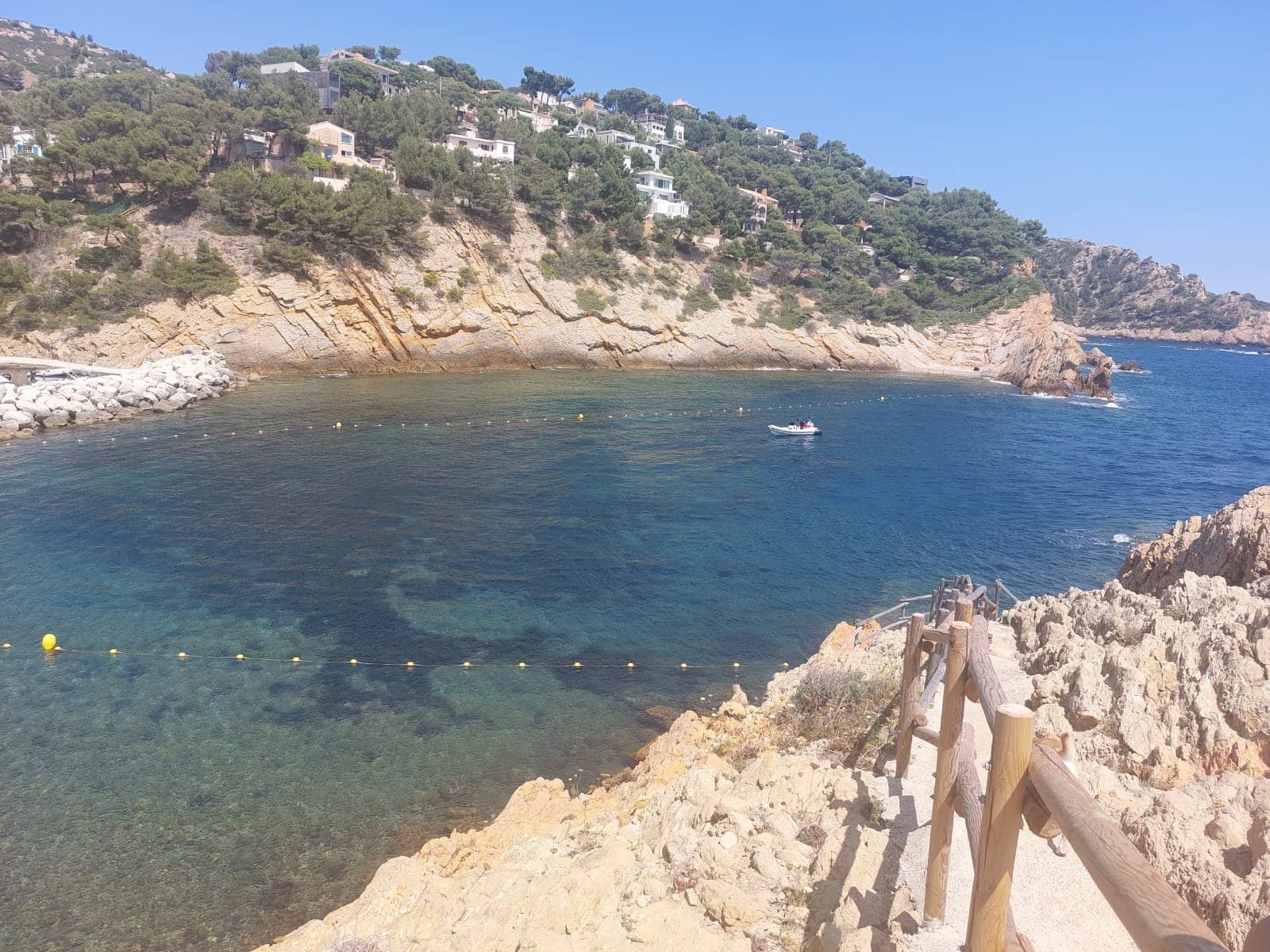 Vue large de la calanque des Figuières