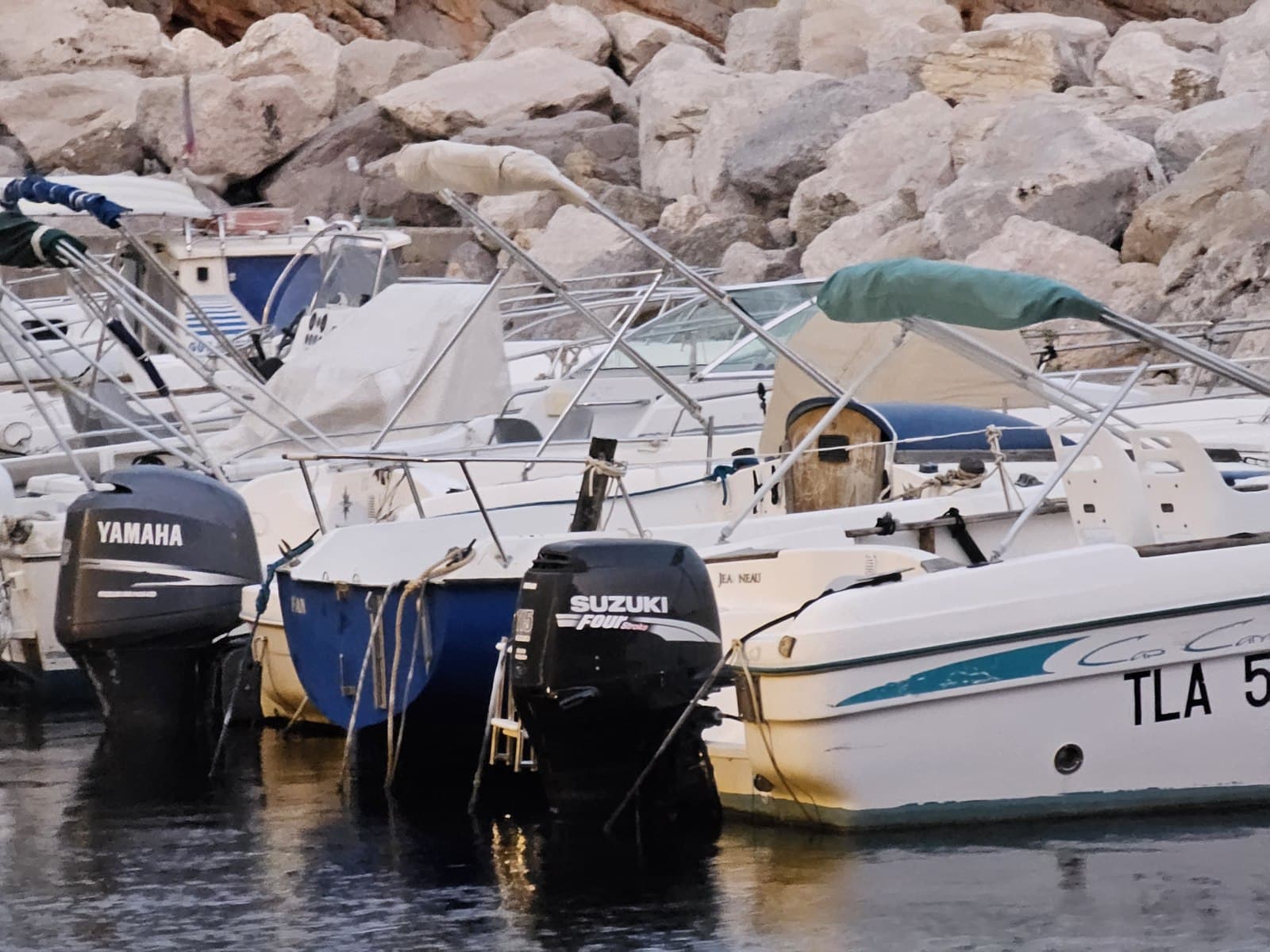 Détail des bateaux amarrés dans le port