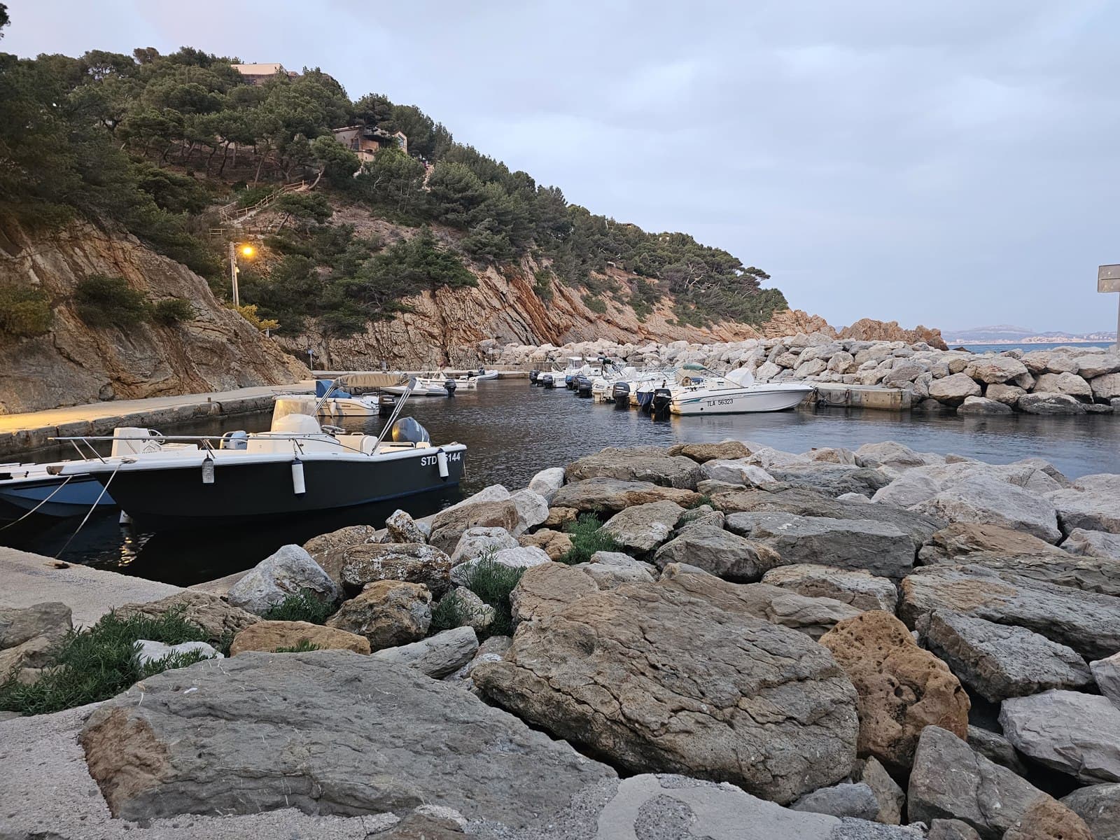 Le port de la calanque en fin de journée