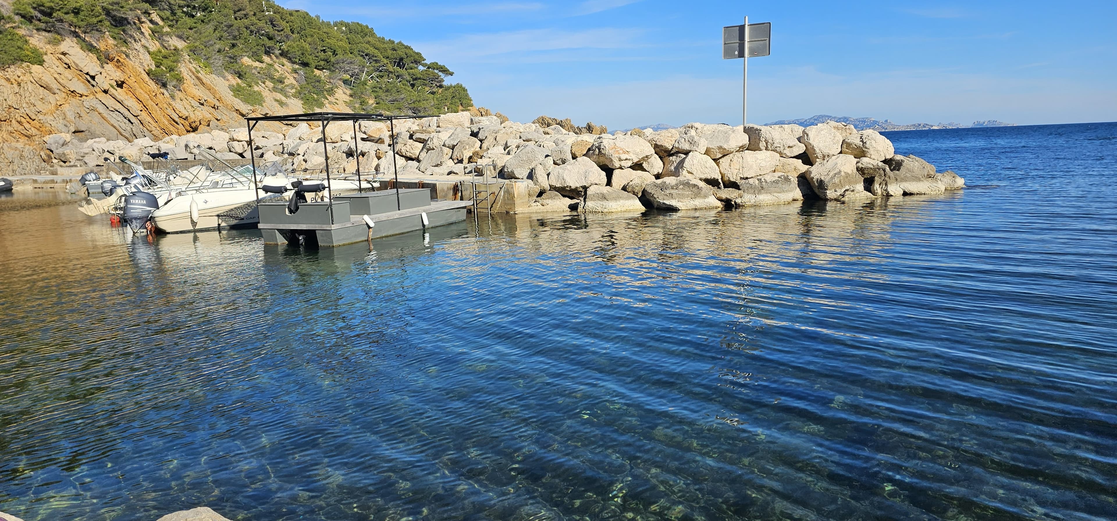 Le petit port de la Calanque des Figuières