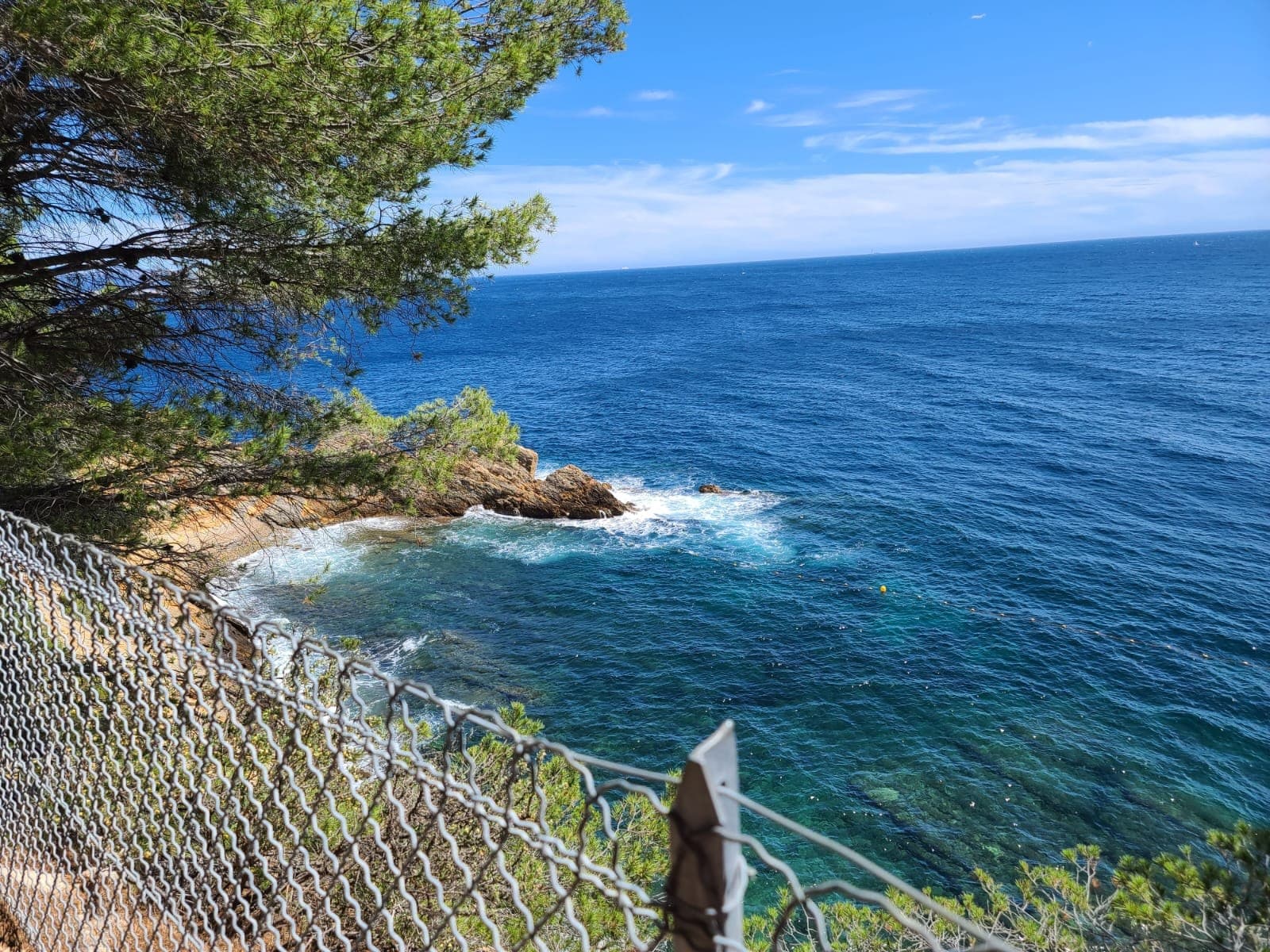 Vagues sur les rochers de la calanque