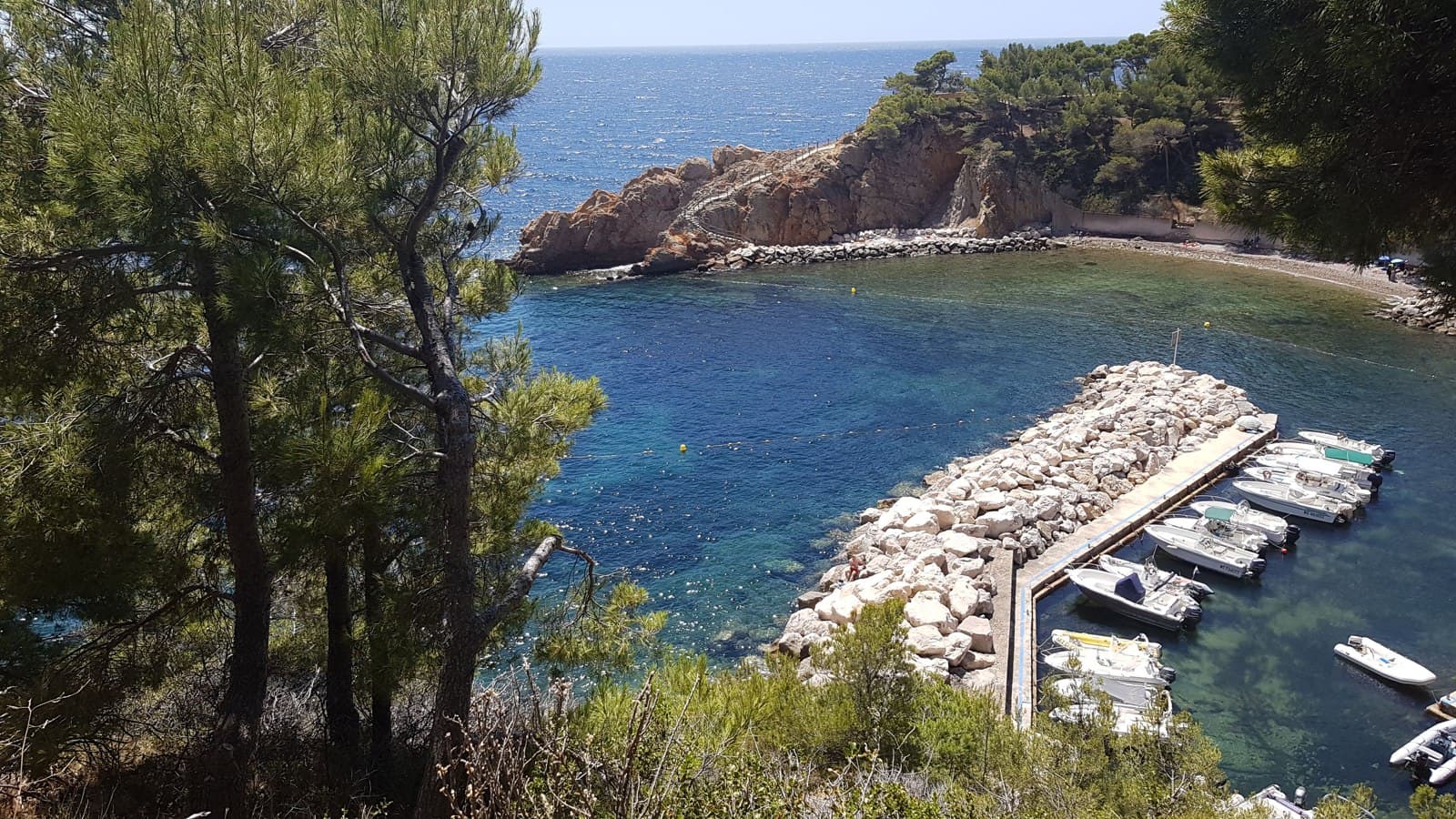 Vue en hauteur sur la calanque et son port
