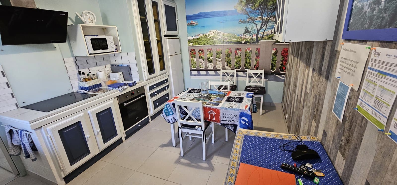 Le coin cuisine et sa table à manger