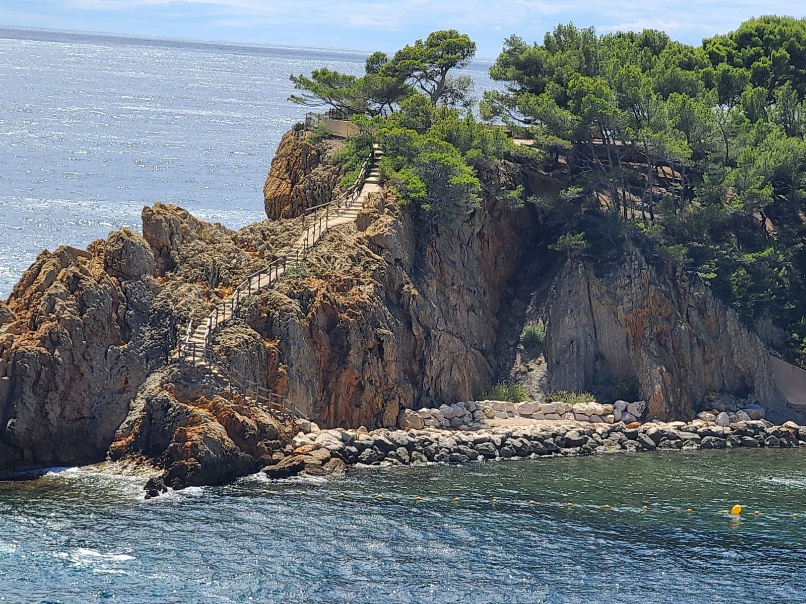 Le sentier escarpé de la calanque