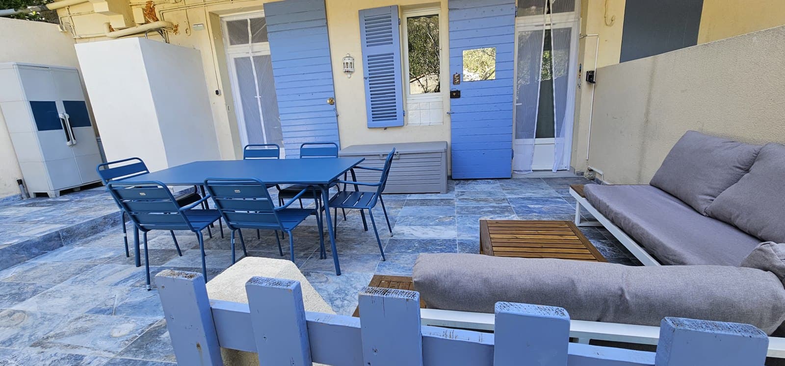 La terrasse aménagée de l'appartement