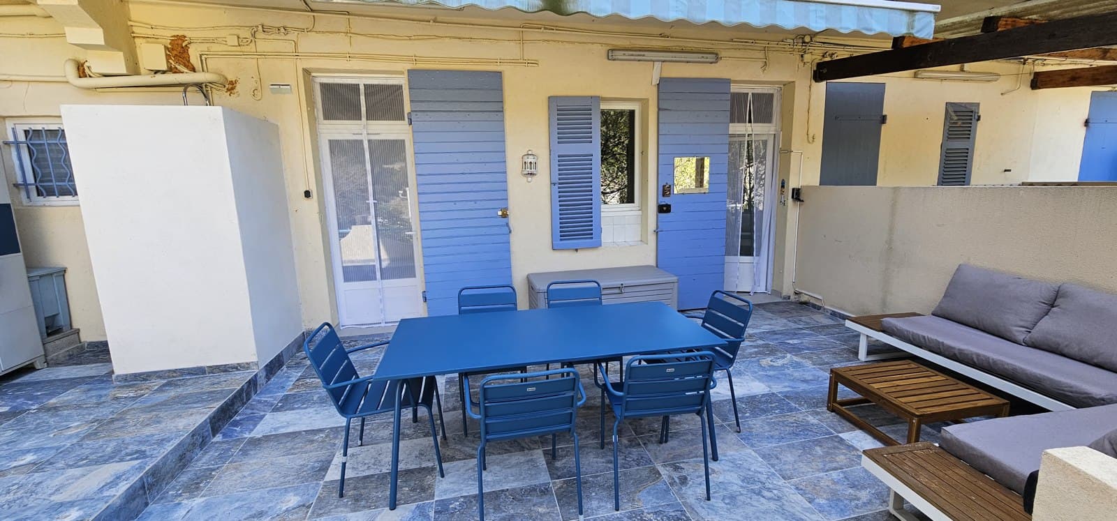La terrasse et sa table à manger